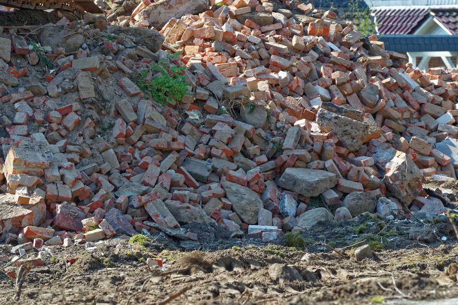 Fotografija: Na dečka se je porušil zid. FOTO: Getty Images/istockphoto