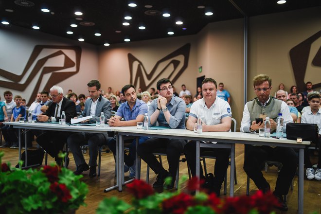 Igranje harmonikarjev so poslušali in ocenjevali (od leve) Janez Fabijan, Nizozemec Loui Herinx, Toni Sotošek, Manuel Šavron, Franci Kolar in Avstrijec Gottfried Hubman. FOTO: ZDHS