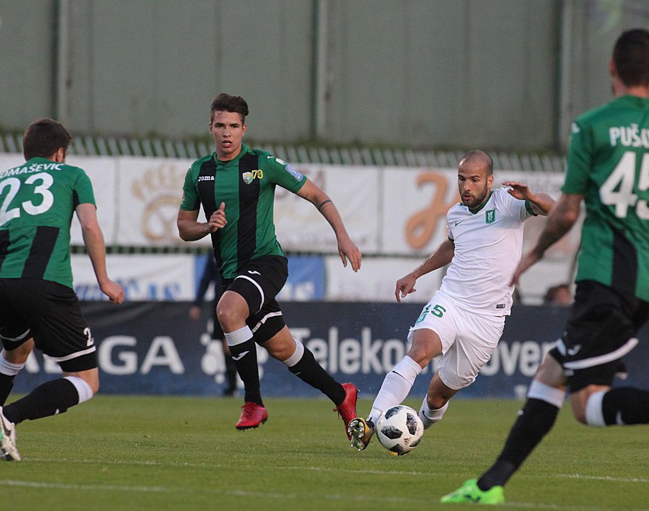 Fotografija: Olimpijin vezist Dario Čanađija s soigralci ni mogel več kot enkrat prebiti organizirane obrambe Rudarja. Foto: Mavric Pivk