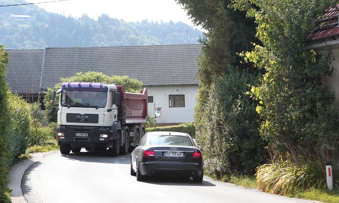 Cesta skozi Zgornji Hotič nima pločnika, starše je strah za otroke, v promet se težko vključujejo. FOTO: Dejan Javornik