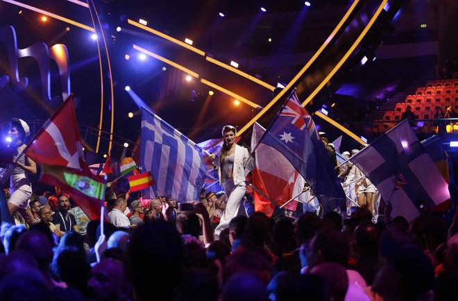 Mimohod zastav ob začetku finala v Lizboni. FOTO: Armando Franca, AP