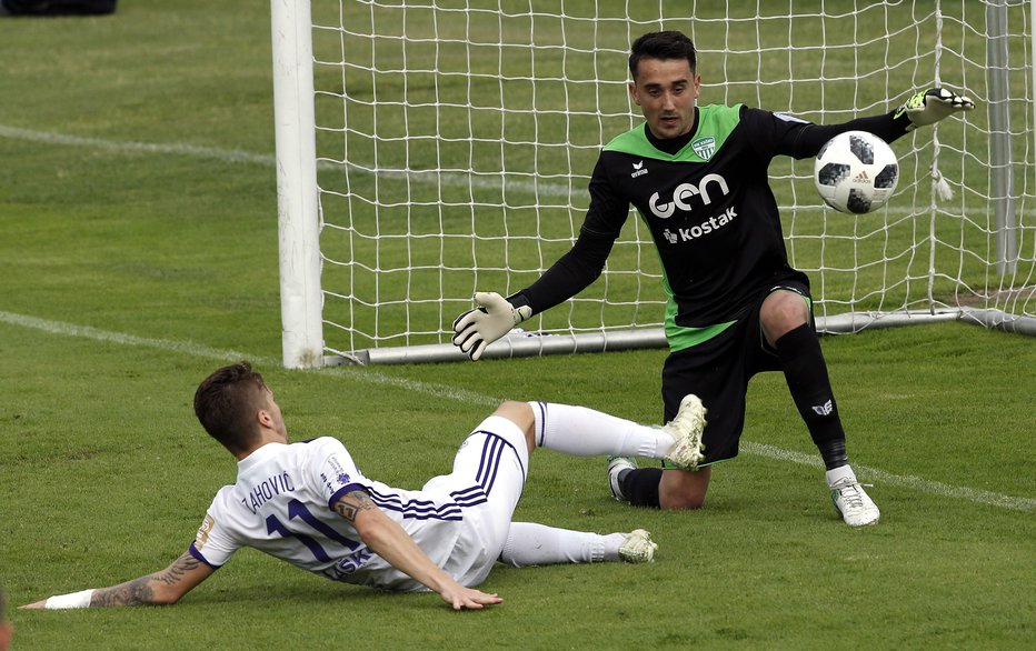 Fotografija: Luka Zahović je po številnih poskusih v 88. minuti le premagal vratarja Krškega Marka Zalokarja. Foto: Blaž Samec