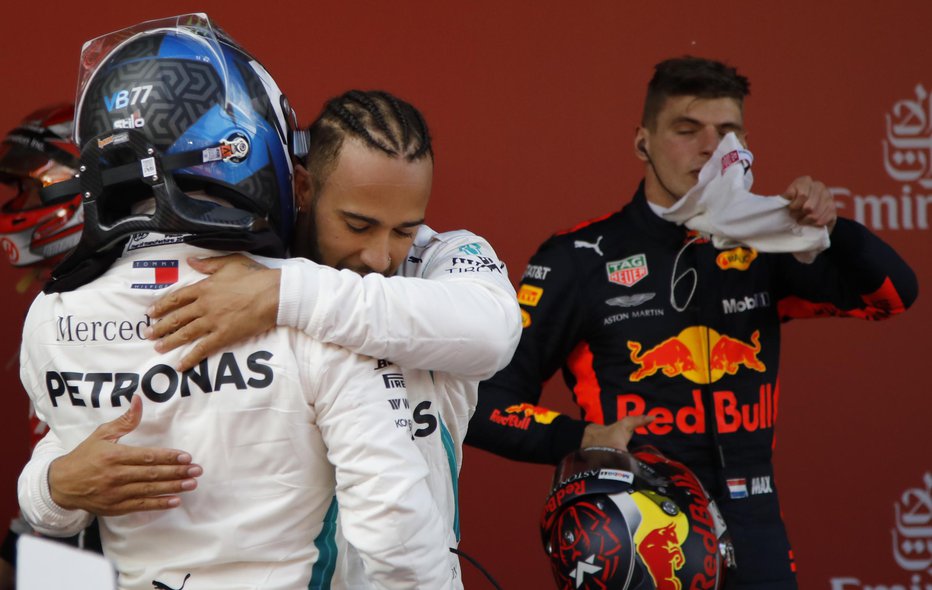 Fotografija: Zmagovalec Lewis Hamilton je po veliki nagradi Španije takole presrečen objel drugouvrščenega moštvenega sotekmovalca Valtterija Bottasa. Na tretjem mestu je pristal Max Verstappen (desno). FOTO: AP