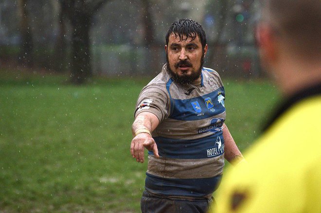 Ragbist Dalmacije Ivica Jukić je po udaru strele obležal, pomagati mu je moral zdravnik. FOTO: HRVAŠKA RAGBIJSKA ZVEZA