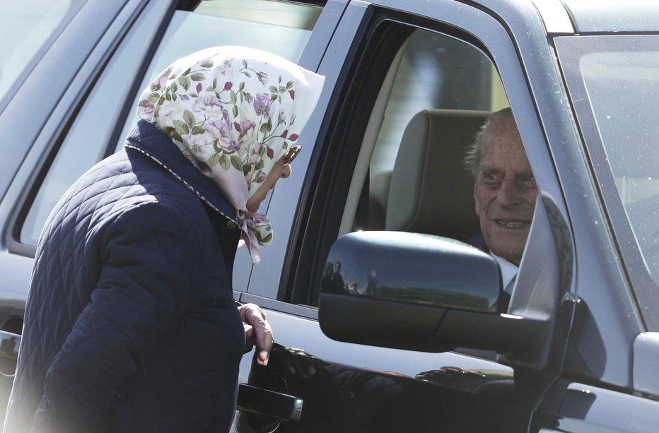 Fotografija: Princ Filip po opraciji kolka dobro okreva, na nedavni reviji konj je bil videti dobre volje. FOTO: AP