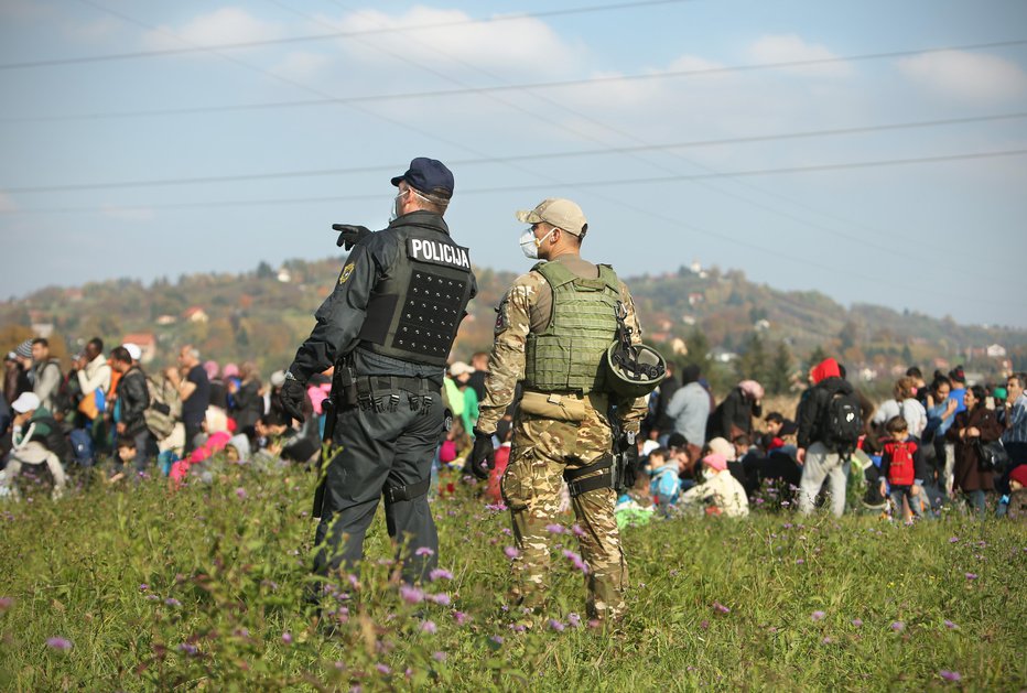 Fotografija: Mešane policijsko-vojaške patrulje bodo pomladi in poleti varovale južno mejo. FOTO: Jure Eržen