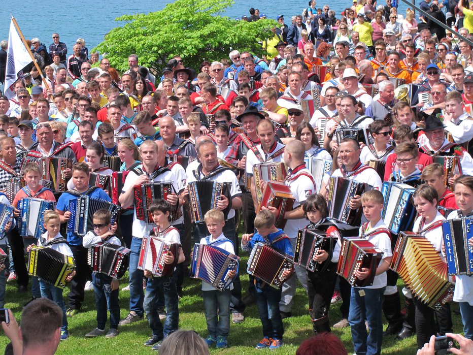 Fotografija: Lani je ob Blejskem jezeru nastopilo 533 harmonikaric iz harmonikarjev. FOTO: Janez Kuhar