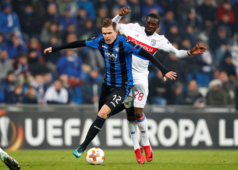 Fotografija: Soccer Football - Europa League - Atalanta vs Olympique Lyonnais - Stadio Citta del Tricolore, Reggio Emilia - December 7, 2017   Atalanta's Josip Ilicic in action with Lyon's Tanguy Ndombele    REUTERS/Alessandro Garofalo