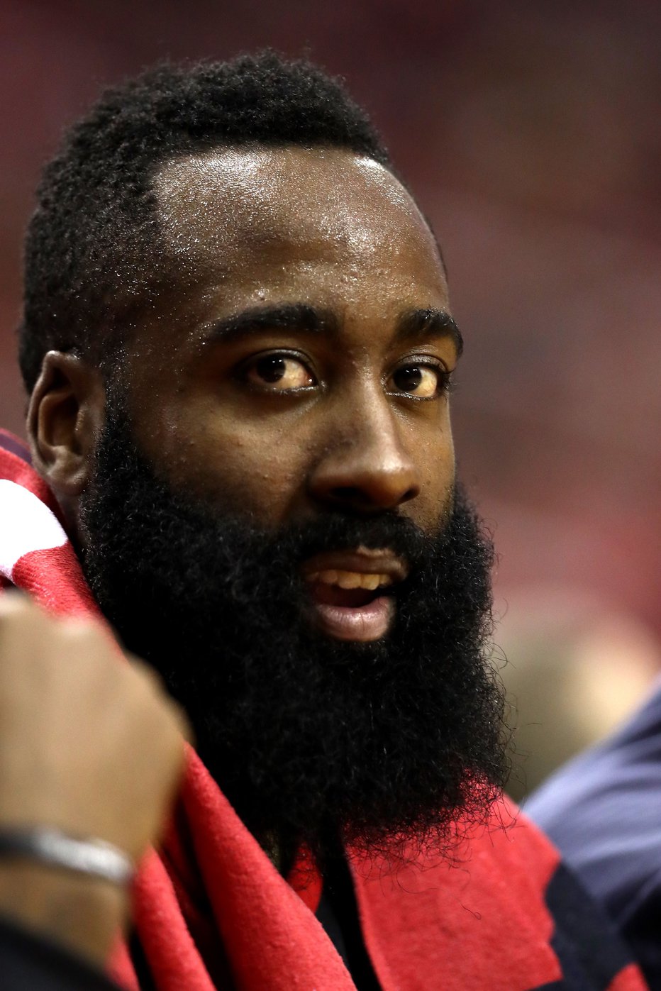 Fotografija: HOUSTON, TX - MAY 14: James Harden #13 of the Houston Rockets looks on from the bench in the first half against the Golden State Warriors in Game One of the Western Conference Finals of the 2018 NBA Playoffs at Toyota Center on May 14, 2018 in Houston, Texas. NOTE TO USER: User expressly acknowledges and agrees that, by downloading and or using this photograph, User is consenting to the terms and conditions of the Getty Images License Agreement.   Ronald Martinez/Getty Images/AFP
== FOR NEWSPAPERS, INTERNET, TELCOS & TELEVISION USE ONLY ==