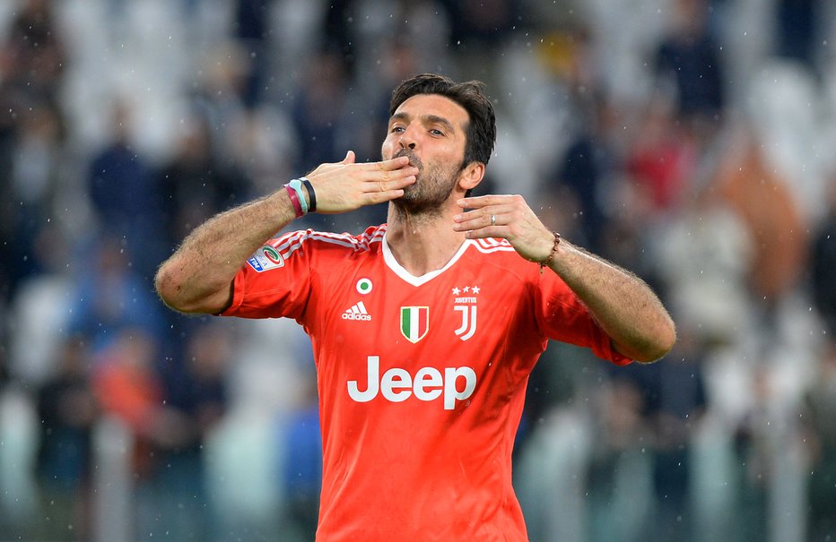 Fotografija: FILE PHOTO: Soccer Football - Serie A - Juventus vs Sampdoria - Allianz Stadium, Turin, Italy - April 15, 2018   Juventus' Gianluigi Buffon gestures to the fans at the end of the match    REUTERS/Massimo Pinca/File Photo