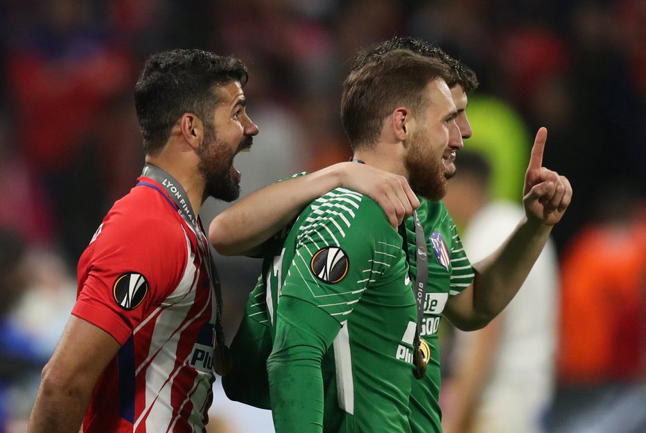 Fotografija: Jan Oblak (desno) se je takole veselil svoje prve evropske klubske lovorike. FOTO: Reuters