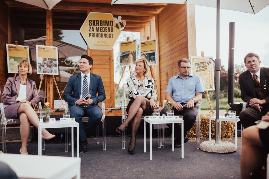 Fotografija: Hover med okrogla miza FOTO: Jernej Kokol