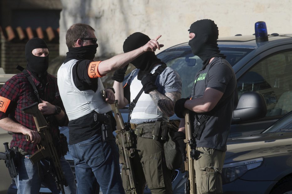 Fotografija: Na dan prihajajo podrobnosti napada v Nemčiji. FOTO: Ap