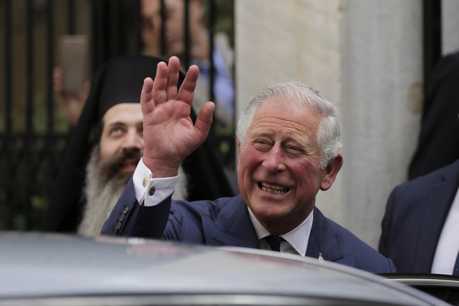 Pred oltar jo bo pospremil princ Charles. FOTO: Ap