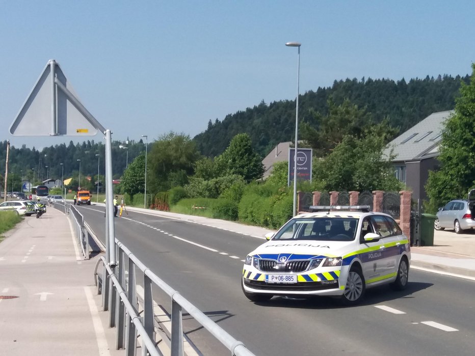 Fotografija: Policija je zaprla cesto. FOTO: B. C.