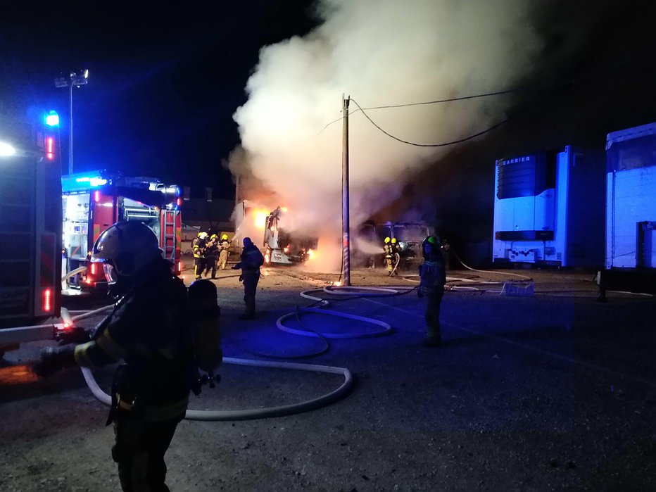 Fotografija: Požar je zajel štiri tovorna vozila. FOTO: PGD Zgornja Šiška