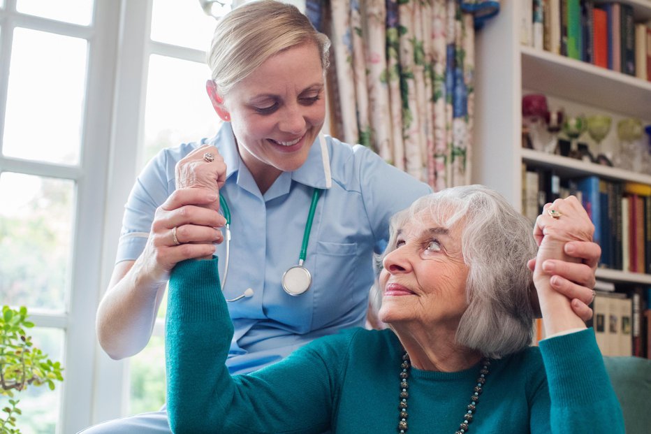 Fotografija: možganska kap medicinska sestra rehabilitacija FOTO: Getty Images/istockphoto