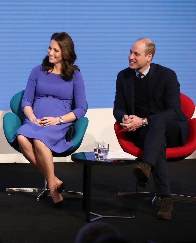 Pravilno se sedi s prekrižanimi gležnji, ne koleni. FOTO: Guliver/Getty Images