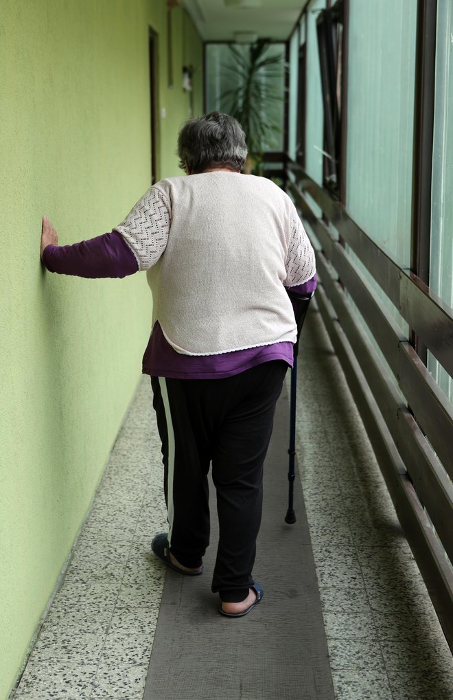 Mirjana bi jih iskala sama, a se težko giblje. FOTO: Igor Mali