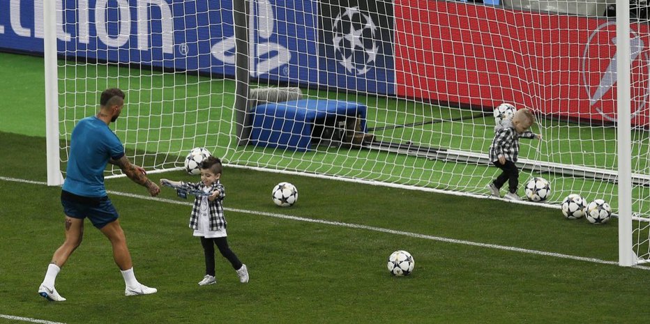 Fotografija: Sergio Ramos se je po zelenici podil s sinovoma. FOTO: Instagram