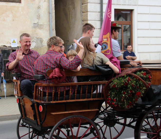 Že pred prejemom krone je Jernej Martinčič obvladal kraljevski pozdrav. FOTO: Tanja Jakše Gazvoda