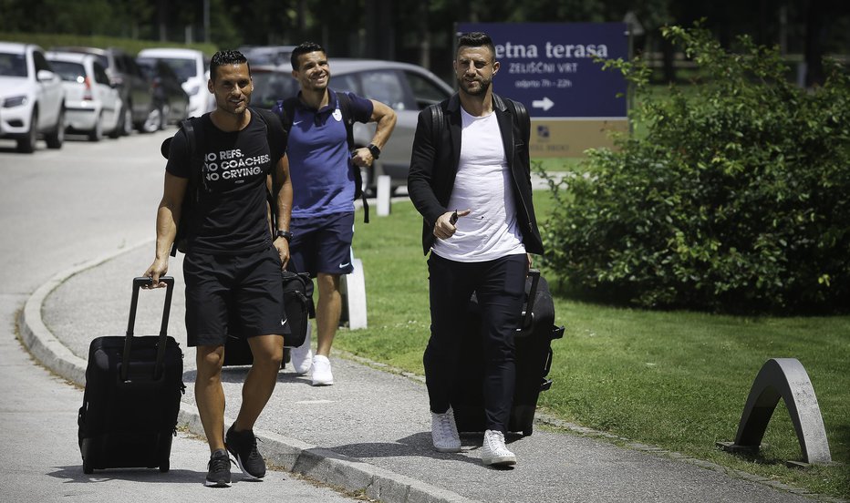 Fotografija: Bojan Jokić (desno) ob prihodu v hotel Kokra na Brdu pri Kranju FOTO: Jože Suhadolnik