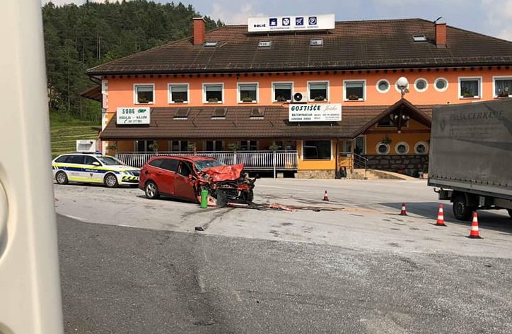 Fotografija: V nesreči je bilo osebno vozilo precej poškodovano. FOTO: PGD Slovenj Gradec