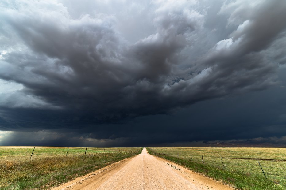 Fotografija: Nevihto poleg strele pogosto spremlja veter. FOTO: Guliver/Thinkstock