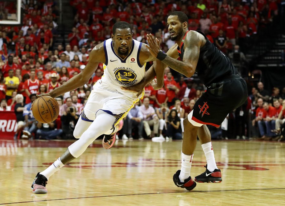 Fotografija: HOUSTON, TX - MAY 28: Kevin Durant #35 of the Golden State Warriors drives against Trevor Ariza #1 of the Houston Rockets in the third quarter of Game Seven of the Western Conference Finals of the 2018 NBA Playoffs at Toyota Center on May 28, 2018 in Houston, Texas. NOTE TO USER: User expressly acknowledges and agrees that, by downloading and or using this photograph, User is consenting to the terms and conditions of the Getty Images License Agreement.   Ronald Martinez/Getty Images/AFP
== FOR NEWSPAPERS, INTERNET, TELCOS & TELEVISION USE ONLY ==