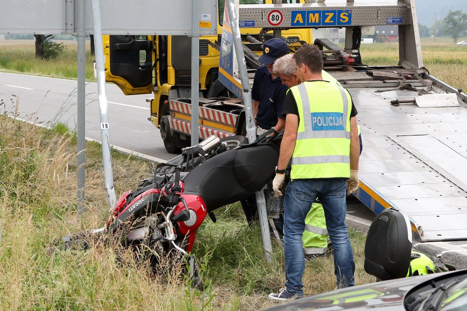 Fotografija: Motor se je zaril v kovinske nosilce obvestilne table. FOTO: Marko Feist