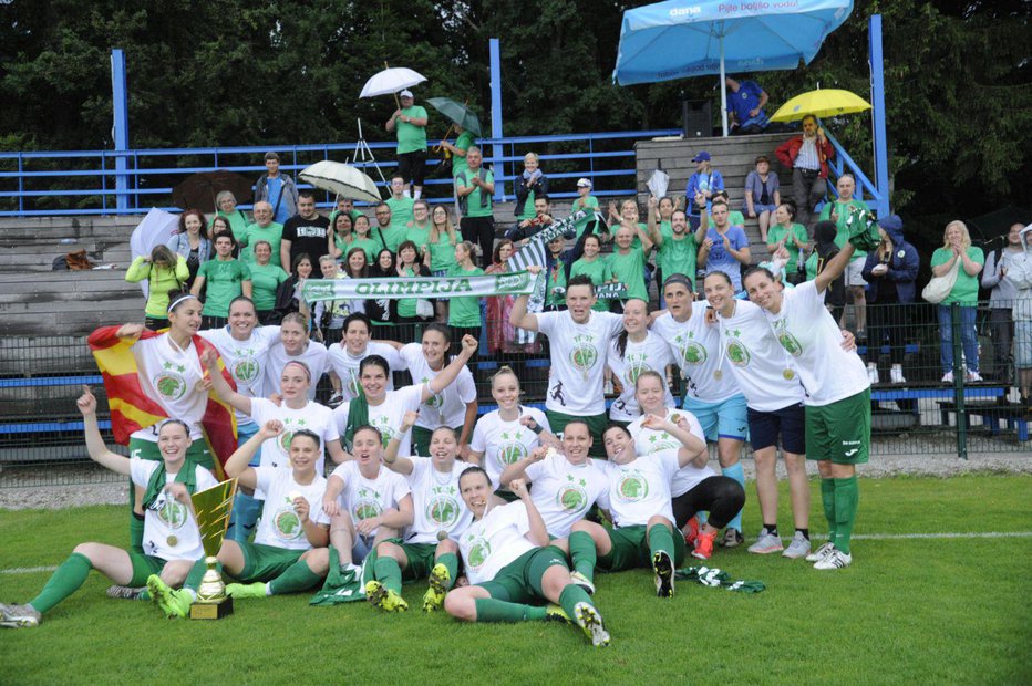 Fotografija: ŽNK Olimpija si je naslov v Radomljah priigrala tudi s pomočjo zvestih navijačev. FOTO: Drago Perko