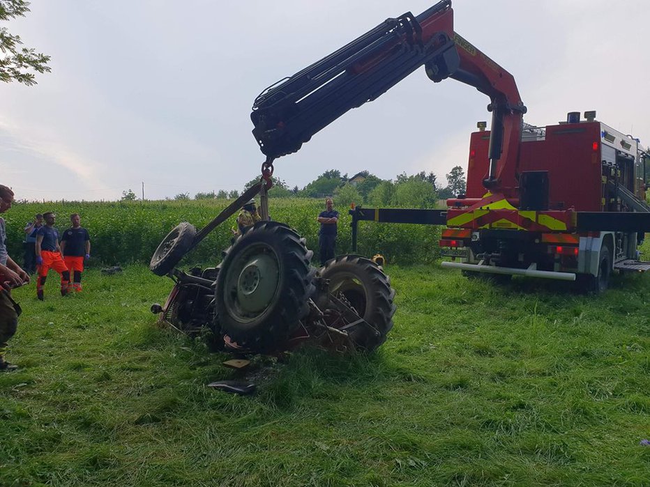 Fotografija: Traktor so postavili na kolesa. Foto: PGD Gornja Radgona