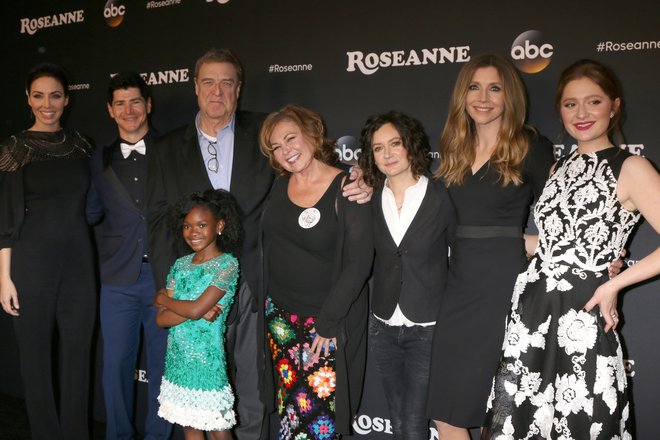 Ekipa na premieri nove sezone: Whitney Cummings, Michael Fishman, John Goodman, Jayden Rey, Roseanne Barr, Sara Gilbert, Sarah Chalke in Emma Kenney FOTO: Guliver/cover Images