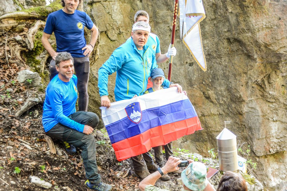 Fotografija: Janez Mežan z zastavo, stoji Silvo Vrhovec FOTO: Gk Limberk