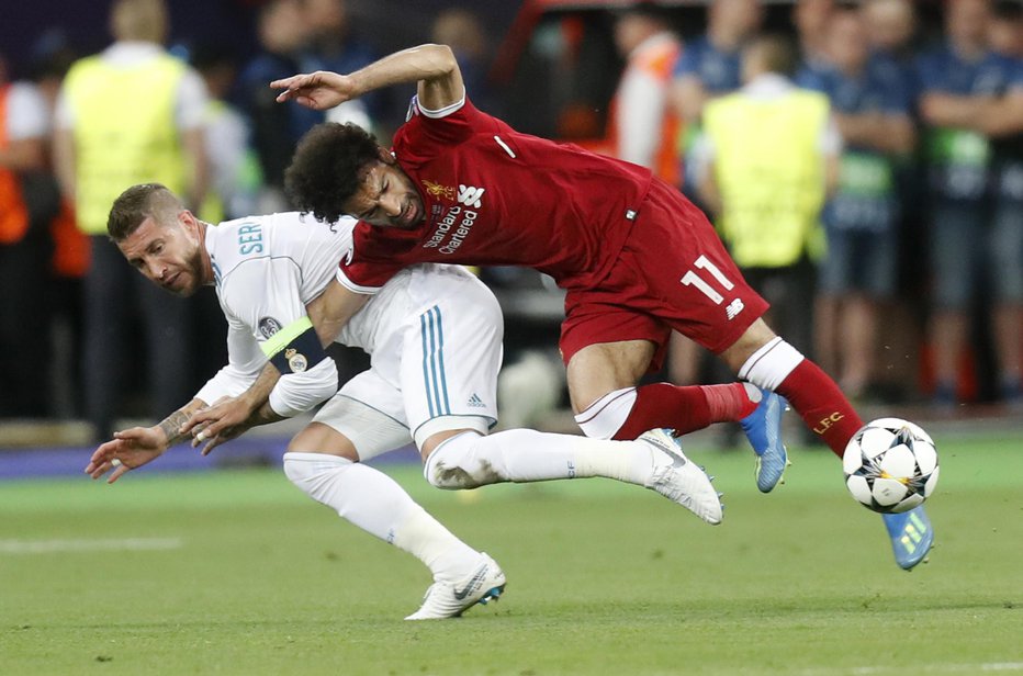 Fotografija: Real Madrid's Sergio Ramos, left, fouls Liverpool's Mohamed Salah during the Champions League Final soccer match between Real Madrid and Liverpool at the Olimpiyskiy Stadium in Kiev, Ukraine, Saturday, May 26, 2018. (AP Photo/Efrem Lukatsky)