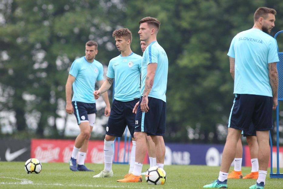 Fotografija: Nabrušeni za gostovanje v Črni gori, z leve: Domen Črnigoj, Luka Zahović, Benjamin Verbič in Tim Matavž Foto: Tomi Lombar