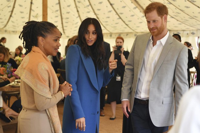 Četrtkov dogodek bi moral biti prvi, ki bi se ga Meghan udeležila sama, pa je s seboj pripeljala moža in mamo. FOTO: AP