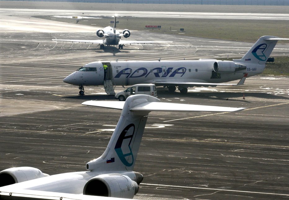 Fotografija: Nepravilnosti v letalskem prometu niso neobičajne, a kot je zapisal eden od potnikov, ima Adria po besedah osebja vse več težav z leti. FOTO: Blaž Samec, Delo