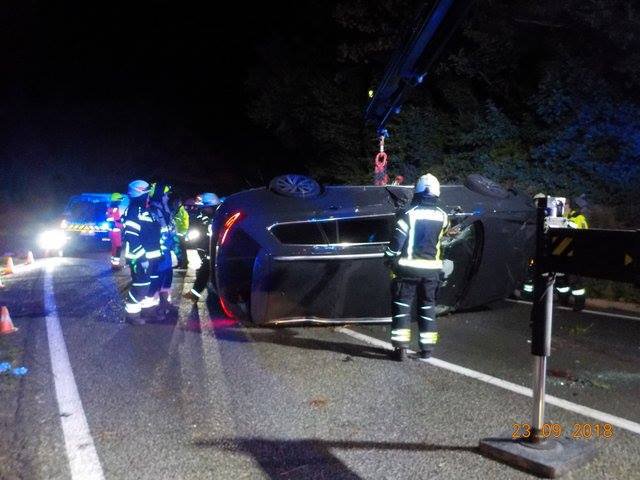 Fotografija: Voznik pri Vipavi je umrl po tem, ko je zapeljal s ceste in trčil v drevo. FOTO: PGD Razdrto