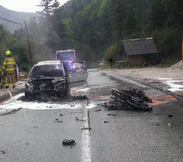 Fotografija: V nesreči jo je na srečo skupila le pločevina. FOTO: PU KRANJ