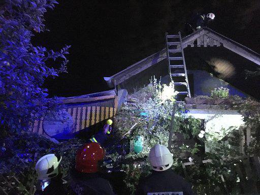 Fotografija: Gasilci iz treh društev so preprečili še večjo katastrofo. FOTO: Oste Bakal