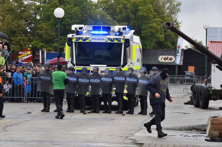 Fotografija: Policisti se za uporabo vozila vseskozi usposabljajo. FOTO: Oste Bakal