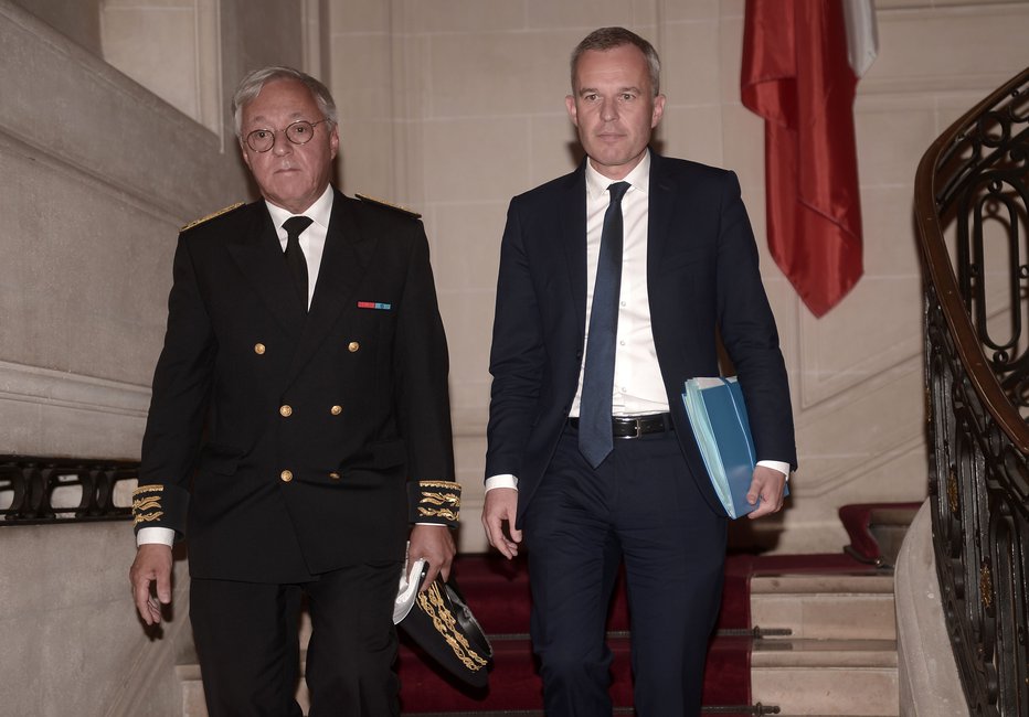 Fotografija: Francoski okoljski minister Francois de Rugy (desno) minuli petek s prefektom Gilbertom Payetom na srečanju v mestu Pau o naselitvi medvedov v Pireneje FOTO: Afp