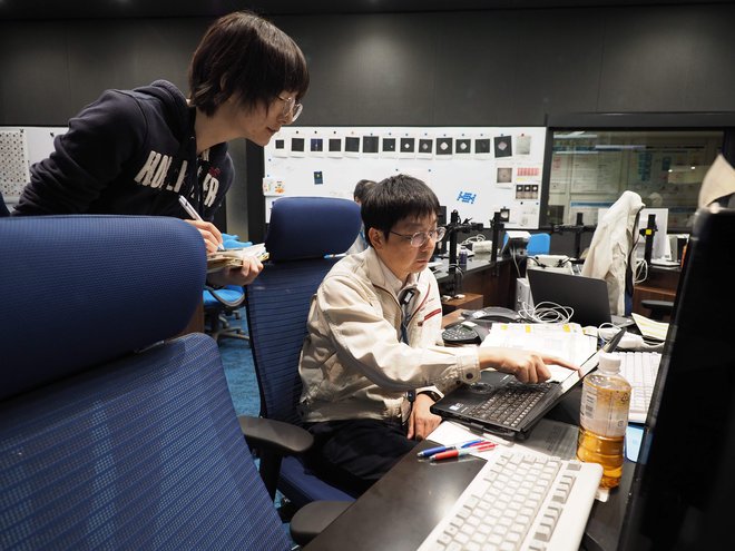 Japonski znanstveniki so navdušeni nad uspehom sonde. FOTO: AFP