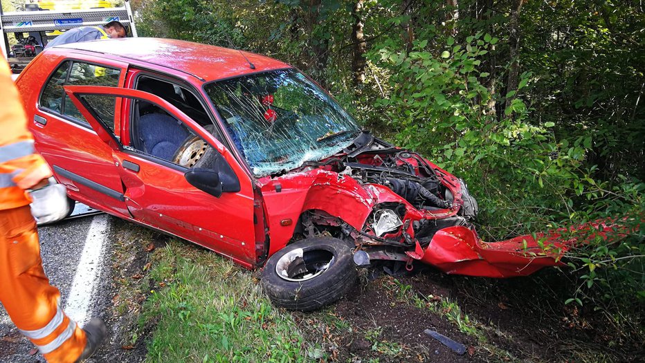 Fotografija: Avto je zapeljal s ceste in trčil v drevo. FOTO: PGD Cerknica