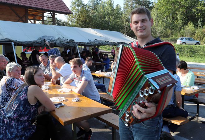 Brez živahnih zvokov harmonike na gasilski veselici pač ne gre.