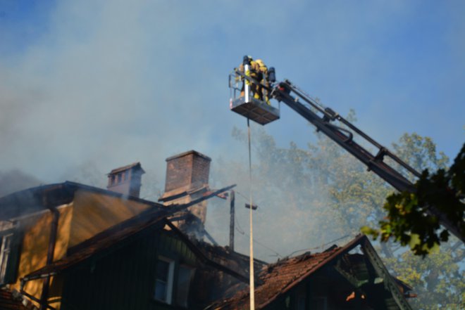 Z ognjem se je borilo na desetine gasilcev, po nekaterih podatkih okoli 80 ali 90, iz devetih prostovoljnih društev. FOTOgrafije: OSTE BAKAL