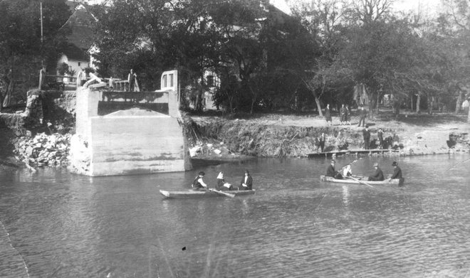 Plovba s čolni po Poljanščici po vodni ujmi septembra 1926 FOTO: Avgust Blaznik