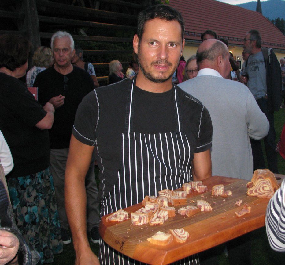 Fotografija: Gastronom in računalničar Nik Starc streže fižolovo sladico. FOTO: Milan Glavonjić