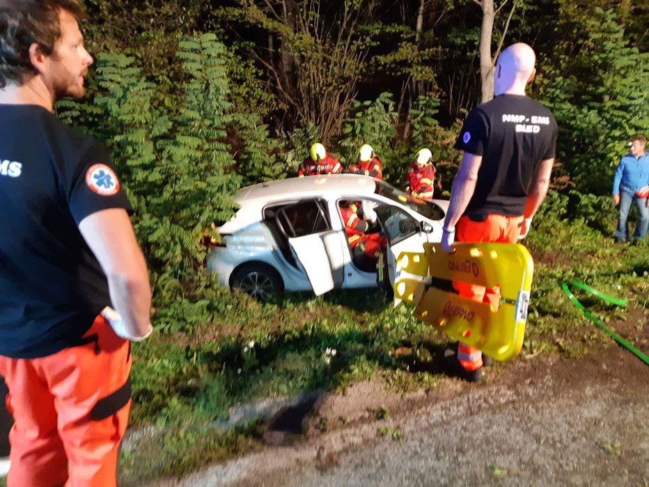 Fotografija: Gasilci so morali rešiti ukleščeno osebo. FOTO: Nejc Rituper/FB